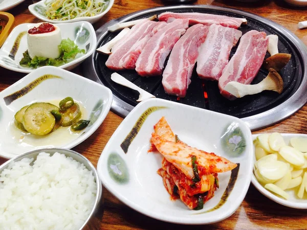 Мясо на гриле, корейская еда, барбекю — стоковое фото