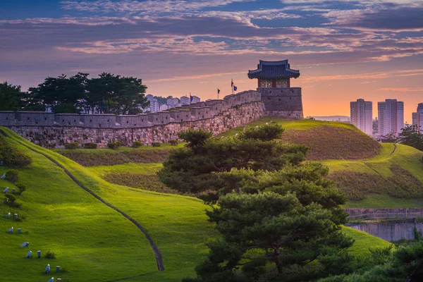 Fortezza di Hwaseong al tramonto, Architettura tradizionale della Corea a — Foto Stock