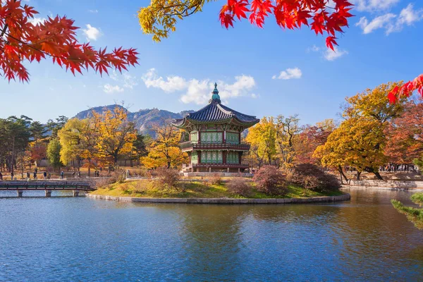 Gyeongbokgung palace i höst, Seoul, Sydkorea. — Stockfoto