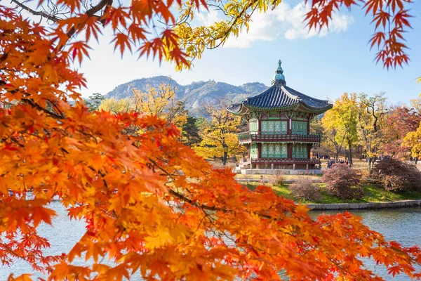 Gyeongbokgung palácio no outono, Seul, Coréia do Sul . — Fotografia de Stock