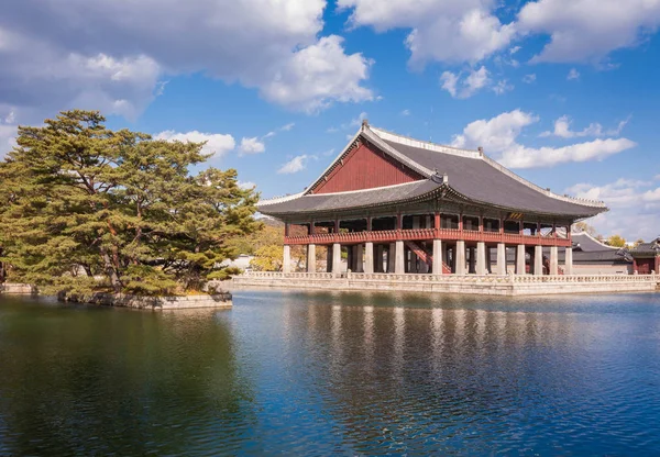 Gyeonghoeru en un lago en gyeongbokgung Palace, Seúl, Kore del Sur — Foto de Stock