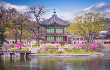 Seoul, Kore - 12 Nisan 2015: gyeongbokgung Sarayı Bahar, p