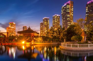 Seoul City gecede, geleneksel ve modern mimarinin yüzde