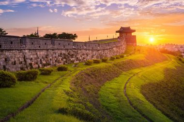 Günbatımı kalede Hwaseong, Kore geleneksel mimari bir