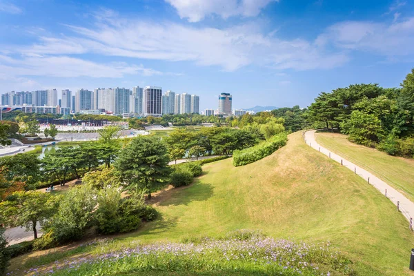 Ciudad de Seúl y el parque, edificio de la torre de la ciudad en Seúl, Kor del Sur — Foto de Stock