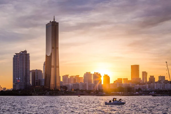 Seoul stad en wolkenkrabber, yeouido in zonsondergang, Zuid-Korea. — Stockfoto