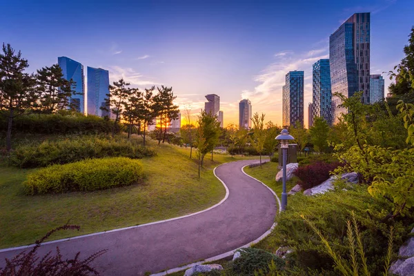 Passeio no Central Park, cidade de Seul com bonito após o pôr do sol — Fotografia de Stock