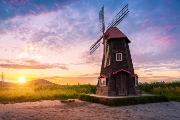 Korea landschap mooie zonsondergang en traditionele windmolens, inch — Stockfoto