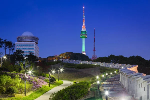 Soul tower v noci a staré zdi se světlem, Jižní korea. — Stock fotografie