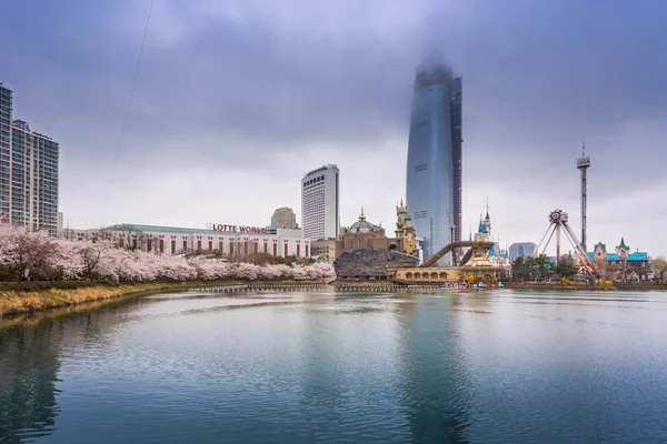 Lotte World, zábavní park na jaře v Soulu, Jižní Korea — Stock fotografie