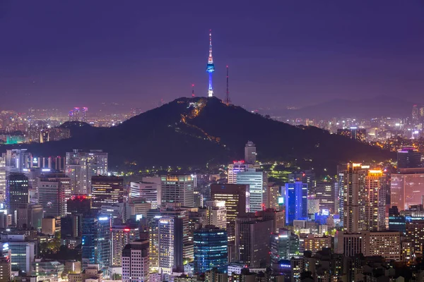 Сеул город с ночным видом и Сеульская башня в Сеуле, Южная Корея — стоковое фото
