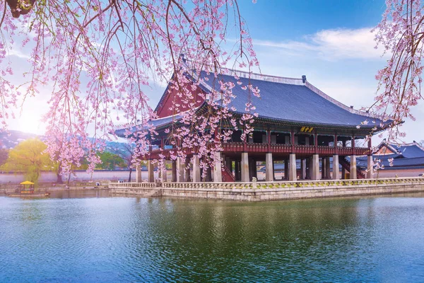 Palacio gyeongbokgung en primavera, Corea del Sur . — Foto de Stock