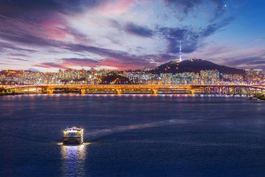 Seoul şehir ve köprü, Kore Seul Kulesi ile güzel gece gün batımından sonra