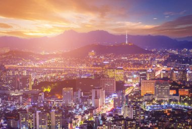 Seoul şehir güzel gece gün batımından sonra Kore Seul Kulesi ile