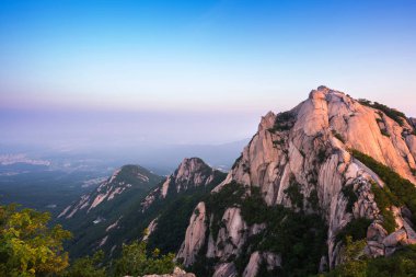 Güney Kore, Gyeonggido Seul 'de yer alan Kore' deki bir dağ. 'Bukhansan Dağı' nın adı
