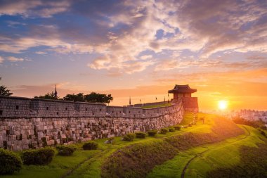 Hwaseong Kalesi, Günbatımında, Kore 'nin geleneksel mimarisi Suwon, Güney Kore.