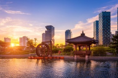 Seoul city, songdo uluslararası iş bölgesinde, Incheon Güney Kore central Park'ta güzel günbatımı, geleneksel ve modern mimarisi ile.