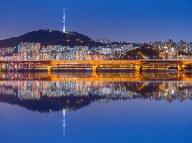 Seoul şehir ve köprü, güzel gece Kore Seul Kulesi ile