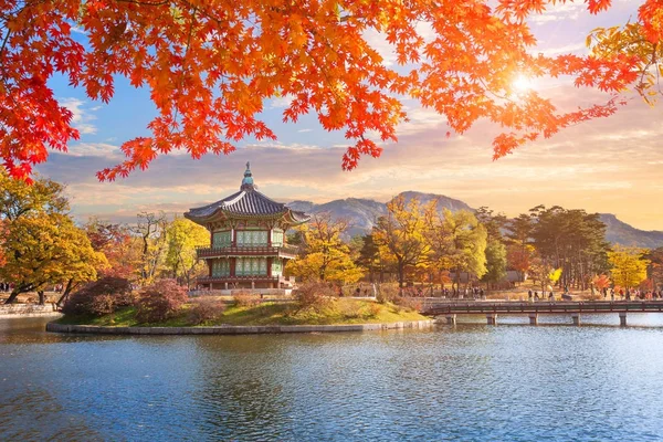 Akçaağaç yaprakları ile eski geleneksel Gyeongbokgung Sarayı, Seoul, Güney Kore köşk..