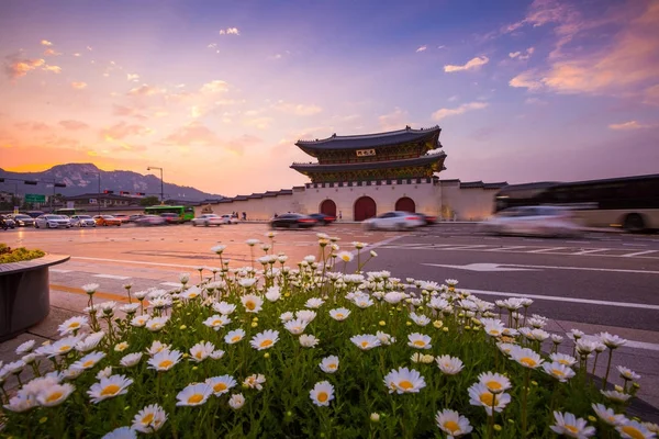 Дворец Кёнбокгун Автомобили Проезжающие Перед Воротами Кванхуамуна После Захода Солнца — стоковое фото
