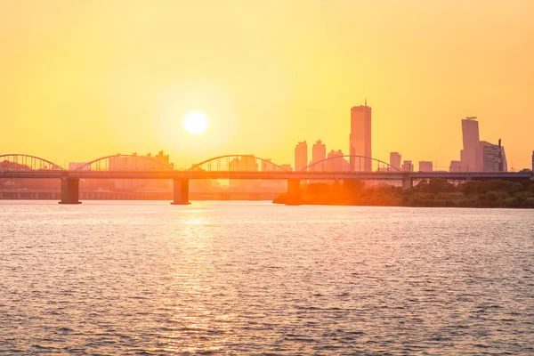 Sunsets behind the skyscrapers of yeouido and bridges across the — Stock Photo, Image