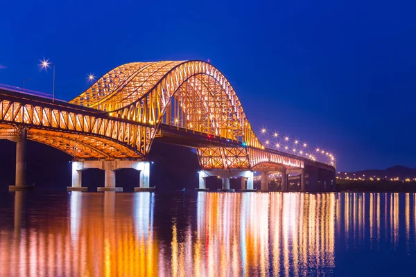 Jembatan Seoul Jembatan Banghwa Sungai Han yang indah di malam hari, Se — Stok Foto