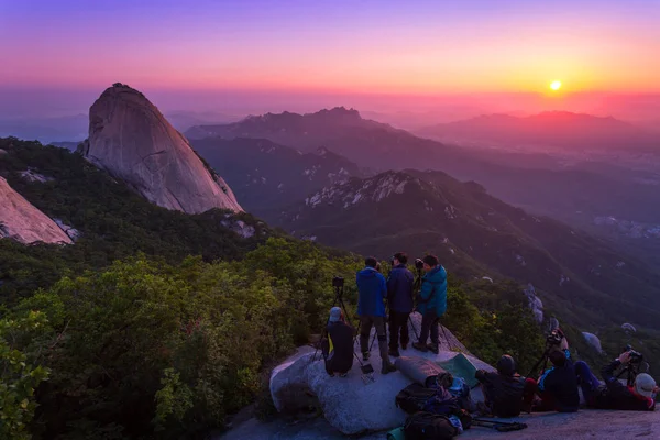 Fotós a fotózás reggel a napfelkeltét a Bukhansan-hegység, Szöul, Dél-Korea. — Stock Fotó