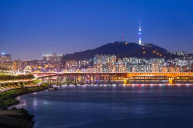 Seoul şehir ve köprü, güzel gece Kore Seul Kulesi ile