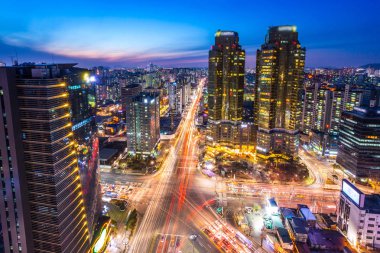 Seoul, Kore - 31 Ocak 2016: Seoul city gökdelenler ve kavşak şehir Seul, Güney Kore