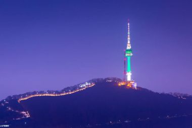 Seul Kulesi veya namsan tower adlı gece görünümü, Kore landmark.