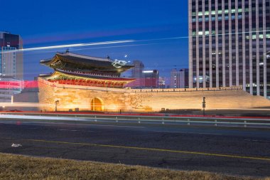 Namdaemun kapısı (Sungnyemun) cityscape gece, seou Kalesi