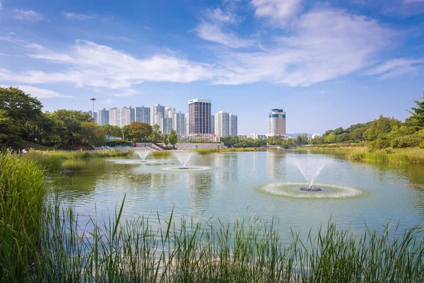 Ciudad de Seúl, Lago en el parque, Parque Olímpico en Corea . — Foto de Stock