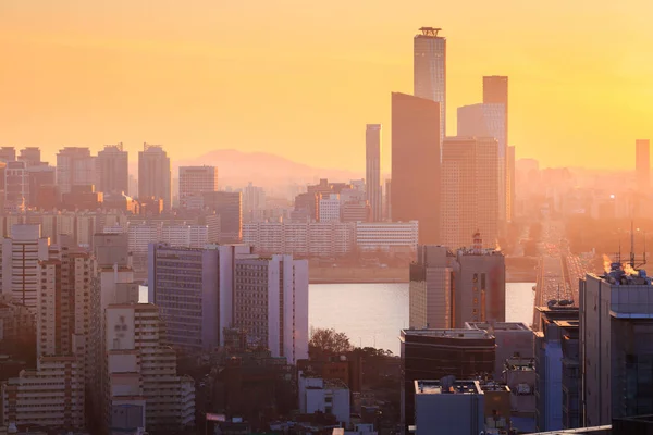 Soul město a mrakodrap, yeouido v západu slunce, Jižní Korea. — Stock fotografie