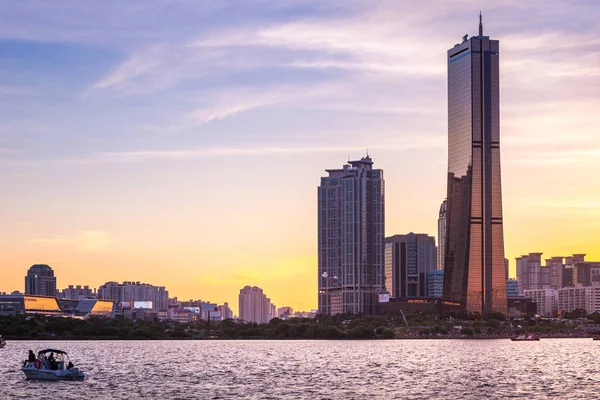 Seoul city és a felhőkarcoló, yeouido-naplemente, Dél-Korea. — Stock Fotó