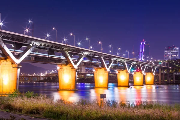 Cheongdam bridge or cheongdamdaegyo is han river bridge at night — Stock Photo, Image