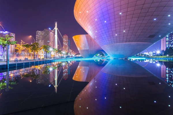 Edificio Tri-bowl en Central Park en el distrito de Songdo, Incheon, Corea del Sur . — Foto de Stock