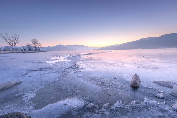 Zima w Korei, Dumulmeori i lodowe jezioro Yangpyeong w Winte — Zdjęcie stockowe