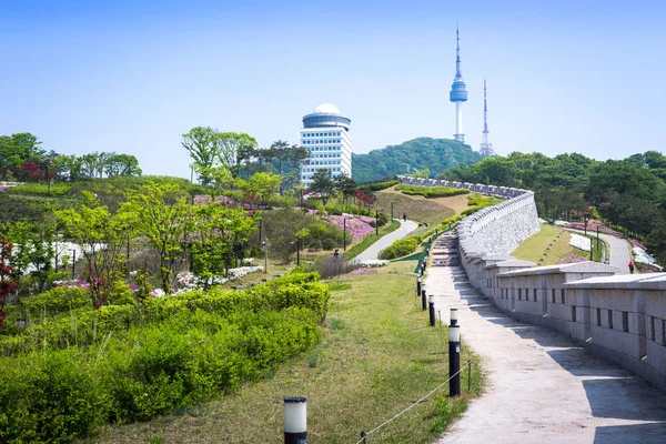 Seoul stadspark Met oude muur en n seoul toren achter, seoul, s — Stockfoto