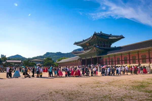 13 сентября 2019 года: Кёнбокгун дворец с большим количеством людей и путешественников в Сеуле, Южная Корея . — стоковое фото