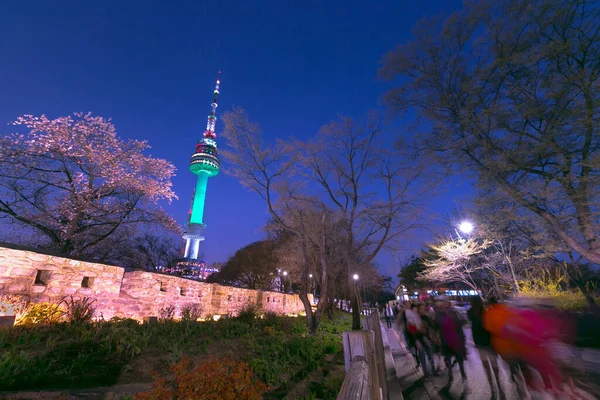 ソウル2019年4月13日 春の夜のソウルタワーと桜祭りの期間中の人々韓国 ソウルタワー — ストック写真