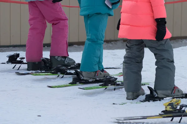 Урок Лыжной Школы Перед Спуском Склоны — стоковое фото