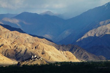 Gün batımı görünümü Zanskar vadi, Hindistan.