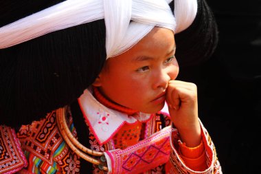 Suoga, Guizhou, Çin - 23 Şubat 2010: uzun boynuzlu Miao azınlık kız yıllık Suoga Festivali