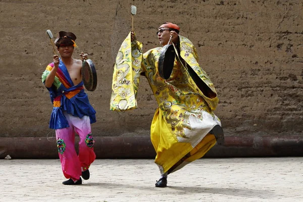 Tongren, Qinghai Eyaleti, Çin - 19 Temmuz 2014. Tibet köylüler dağ tanrıları tapınma yıllık şaman Festival kutlamak.