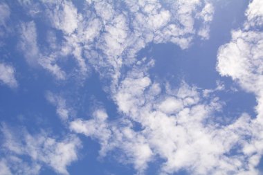 Mavi Gökyüzü ve Bulutlar