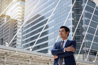 Kolu kendine güvenen işadamı hedefleyen yüksek hedef geçti