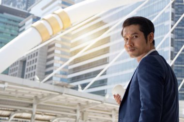 Kahve Kupası açık havada yürüyüş ile kendine güvenen işadamı