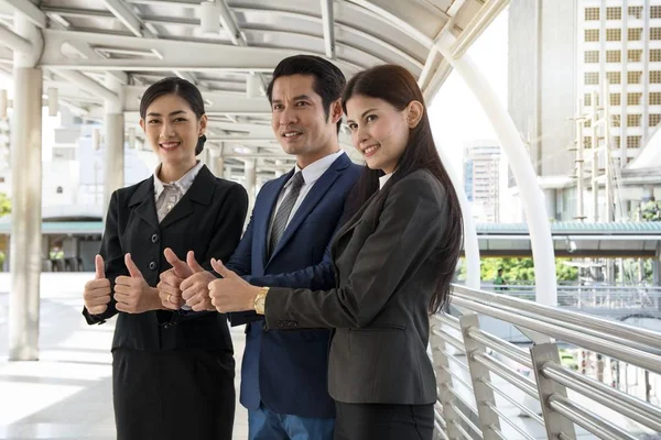 Mutlu iş başarısı için meslektaşları neşelen