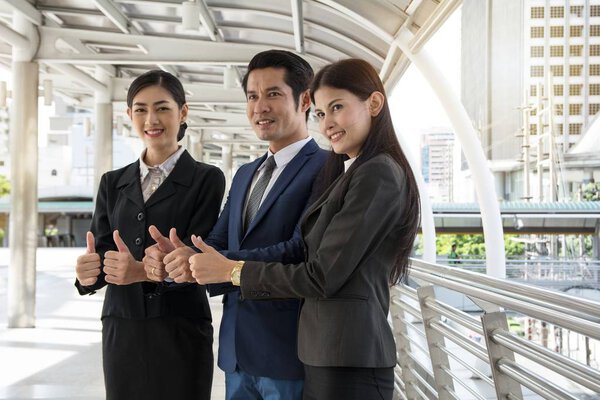 Счастливые коллеги радуются успеху бизнеса
