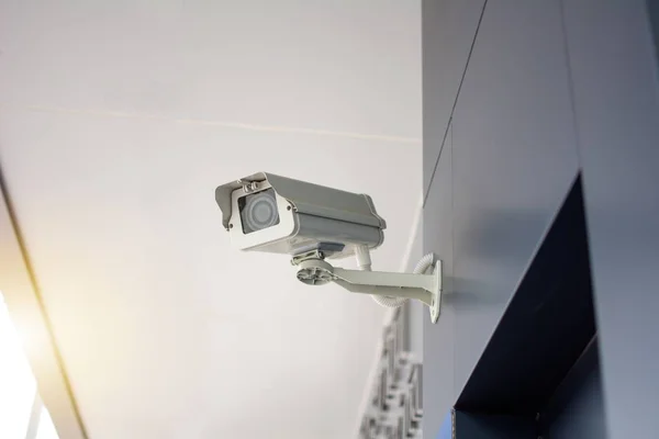 Câmera de segurança em frente ao escritório — Fotografia de Stock